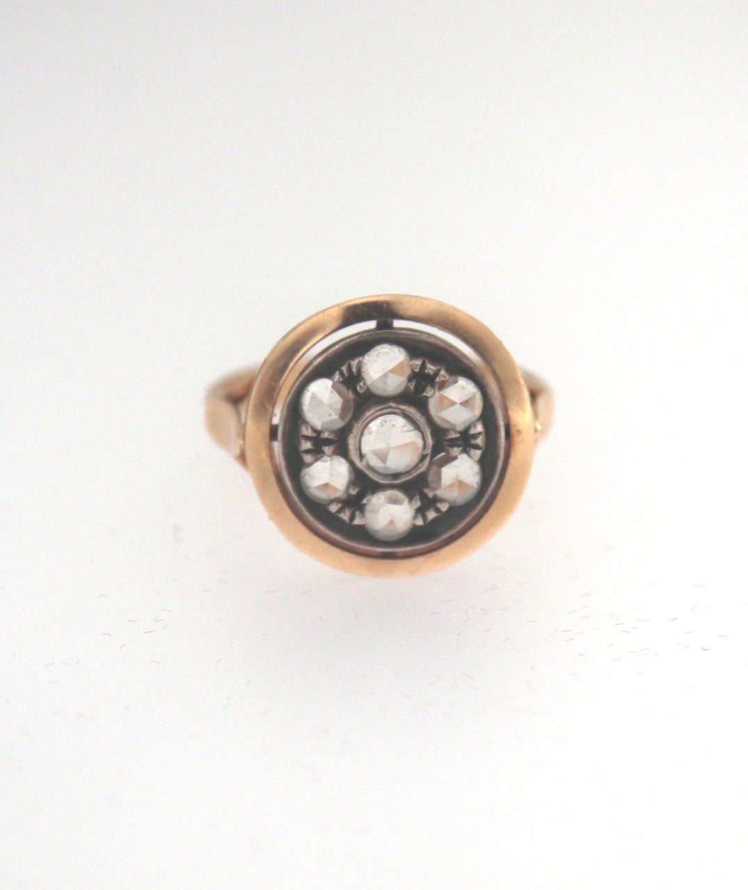 Anello in oro giallo e argento stile antico con rosette