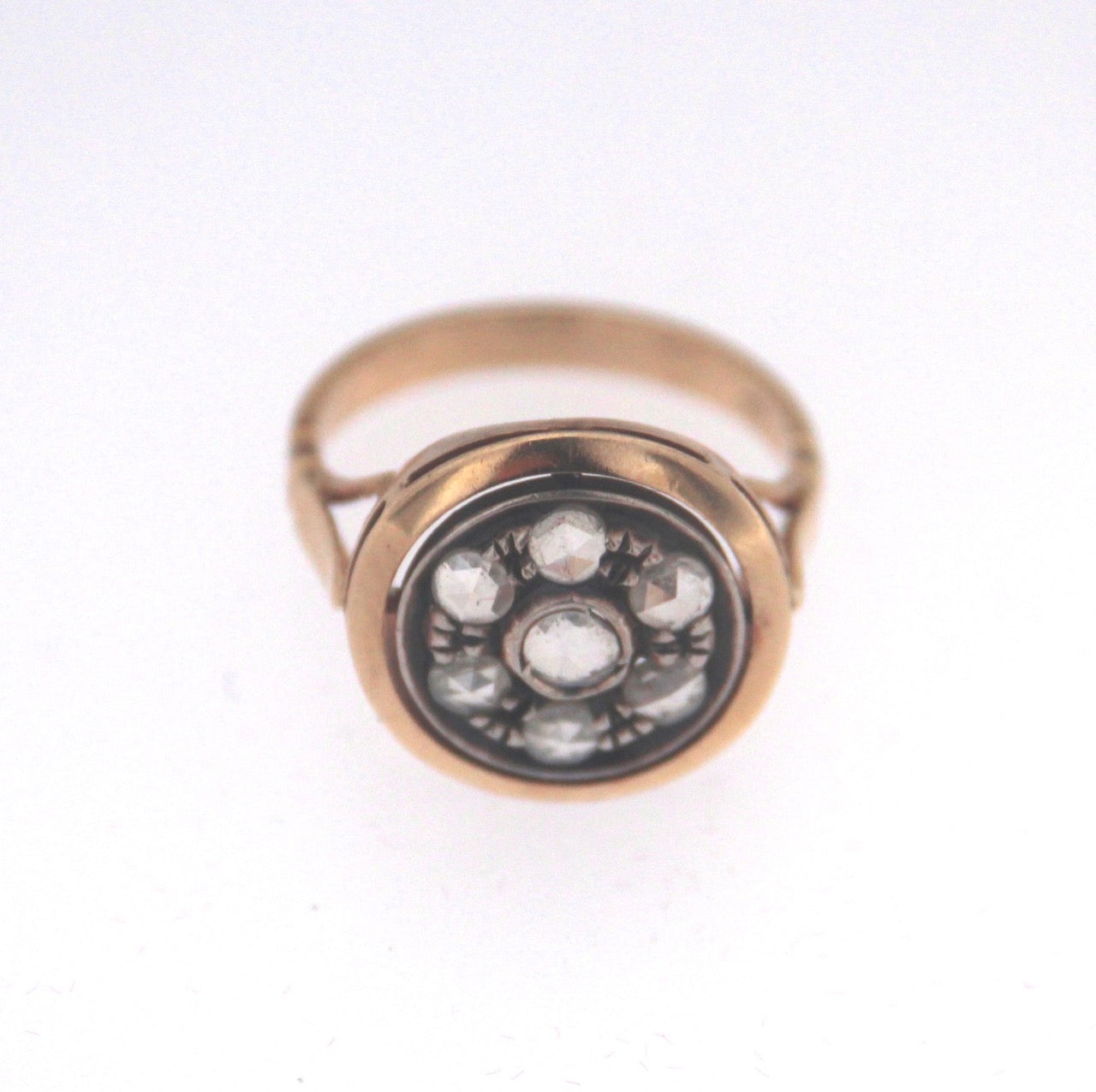 Anello in oro giallo e argento stile antico con rosette