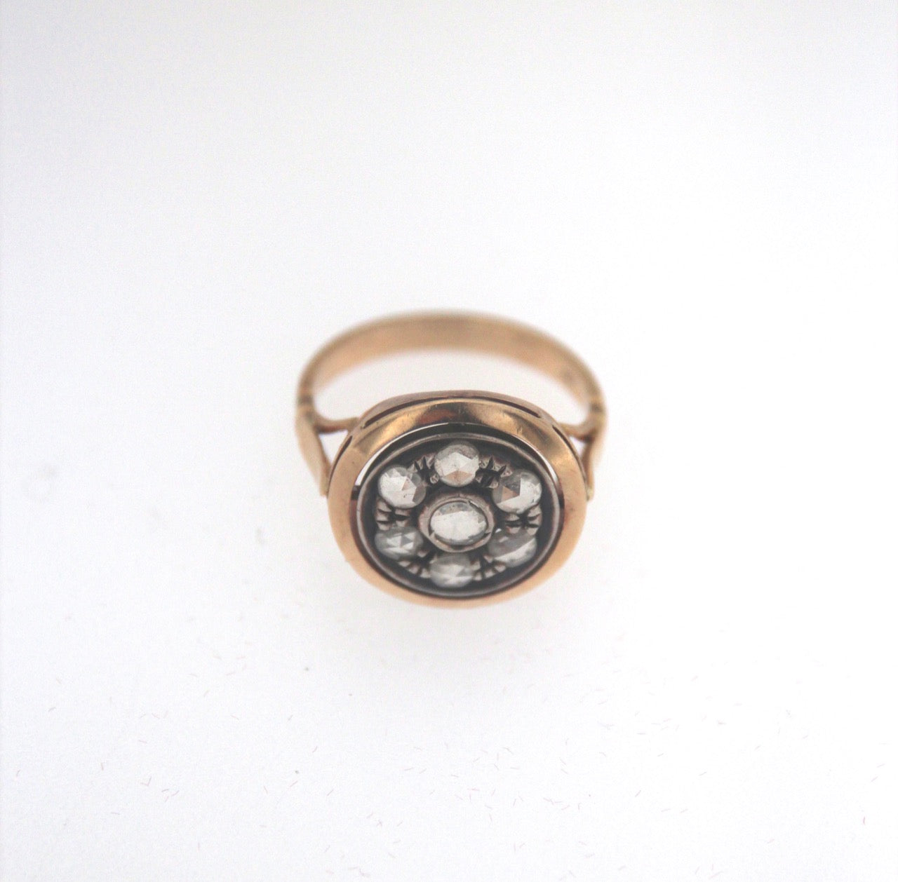 Anello in oro giallo e argento stile antico con rosette
