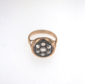 Anello in oro giallo e argento stile antico con rosette