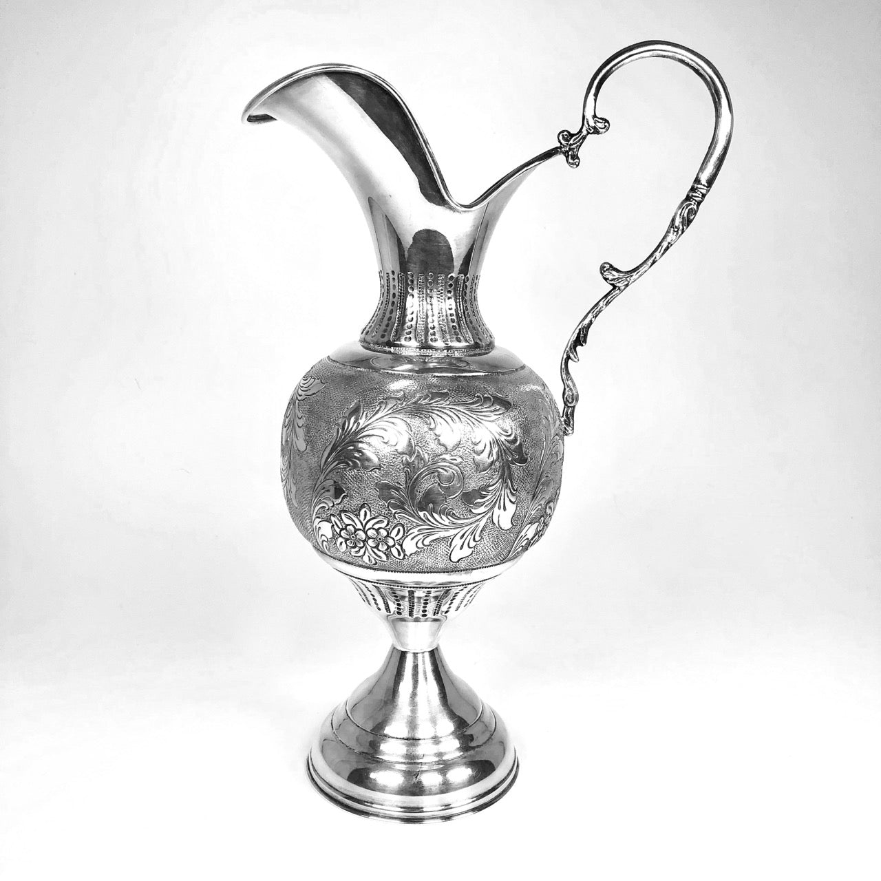 Caraffa in argento 800 d’epoca in stile antico