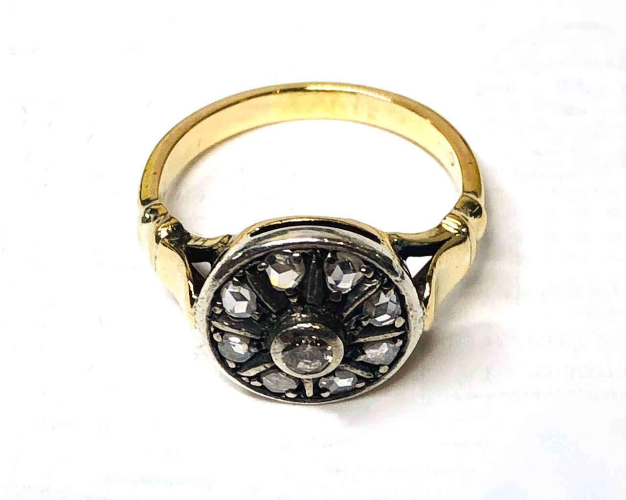 Anello in oro 18 kt e argento stile antico con diamanti