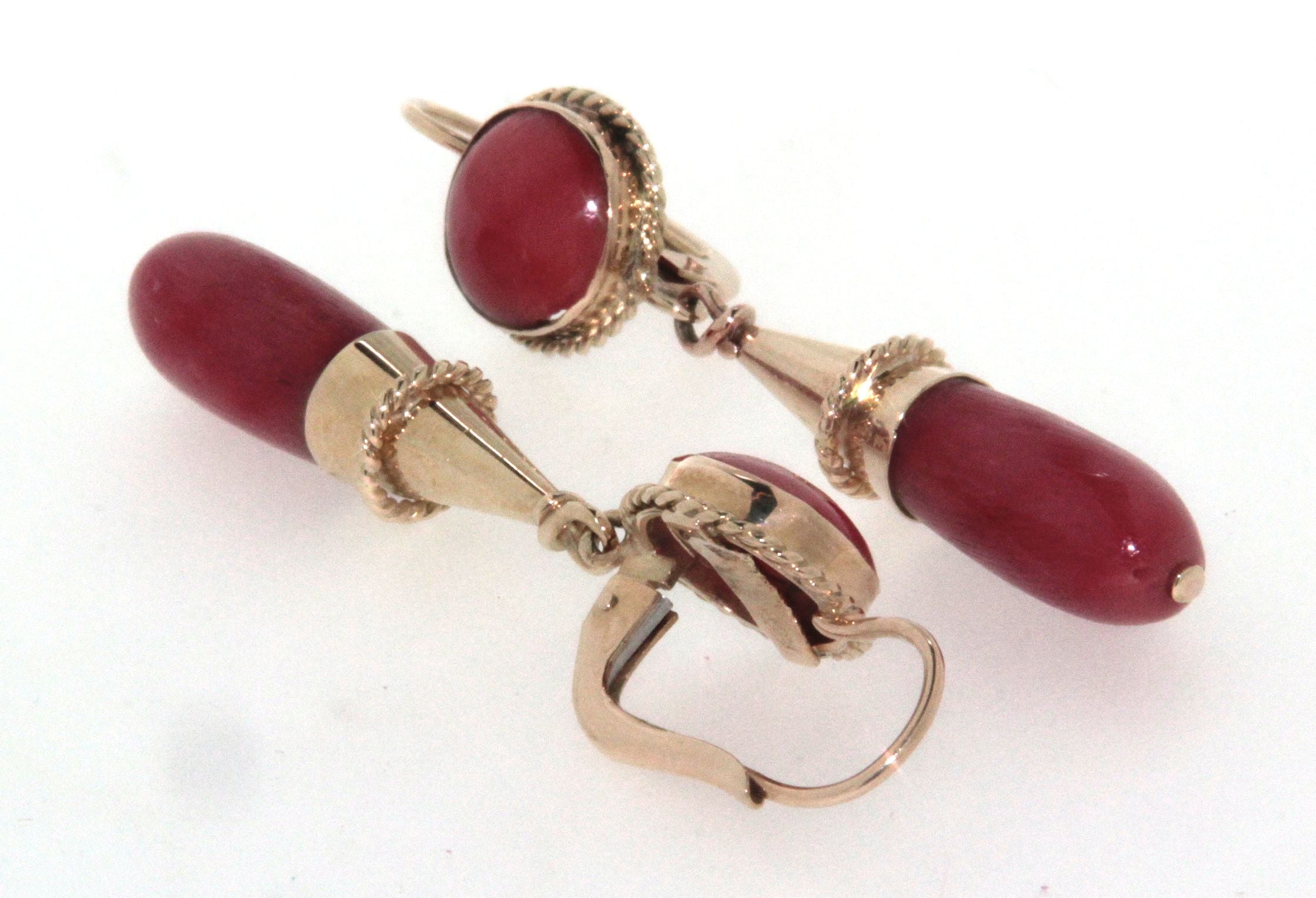 Paio di orecchini in oro giallo 18 kt, in stile antico, con corallo sardo sfaccettato, possibilità di escludere il pendente