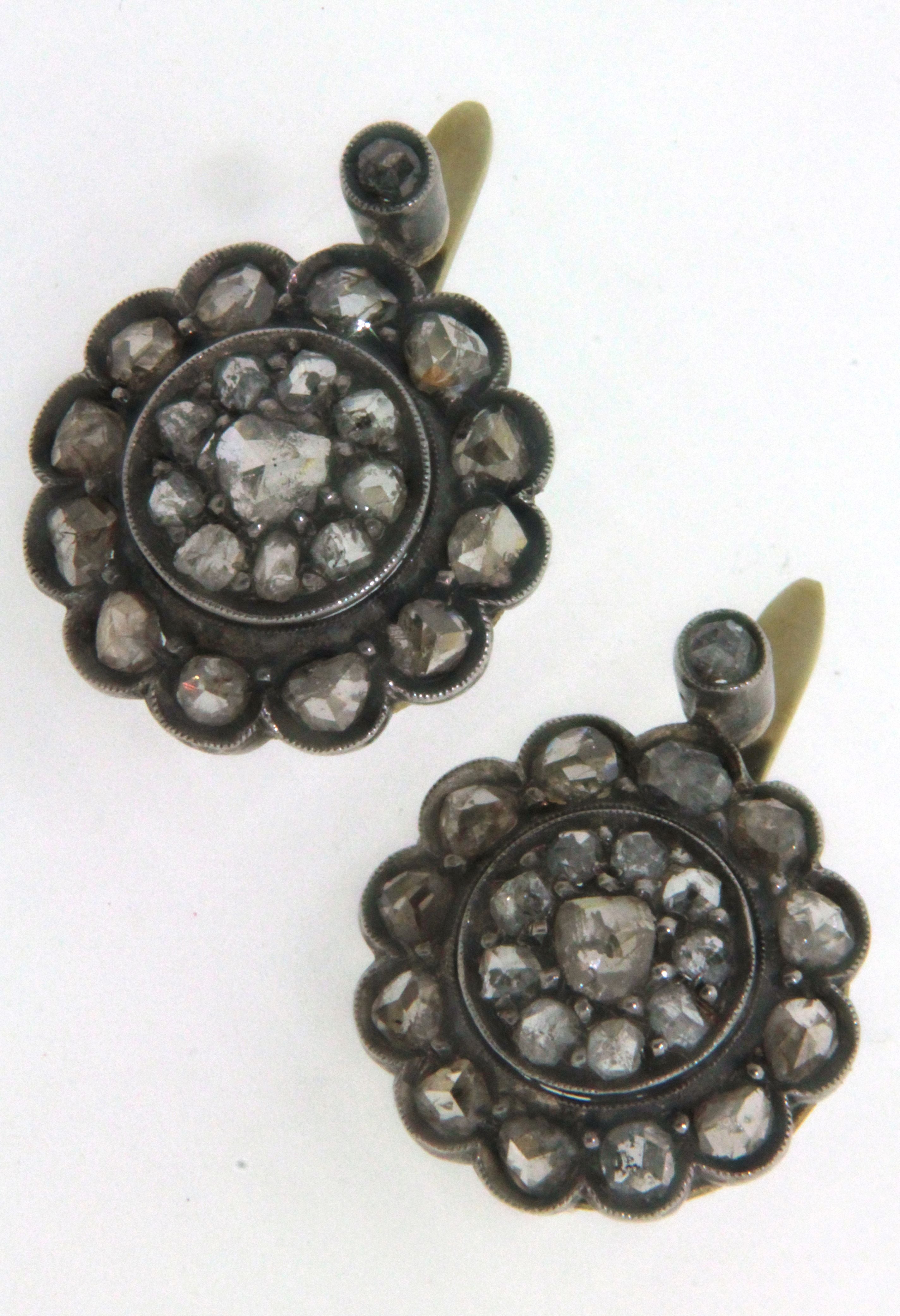 Paio di orecchini in oro giallo 18 kt e argento, in stile antico, con diamanti usato