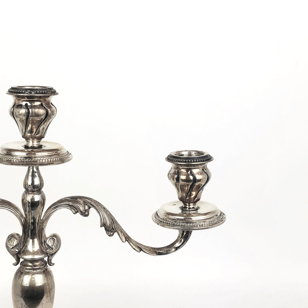  Due candelieri a tre fuochi in argento, d'epoca, usato.