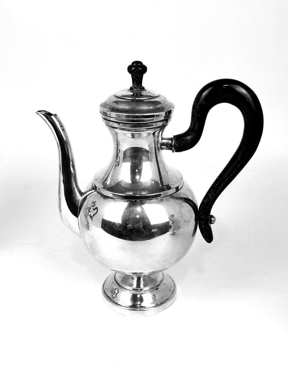 Tre pezzi in argento, teiera, caffettiera, lattiera, con manici in legno color nero.