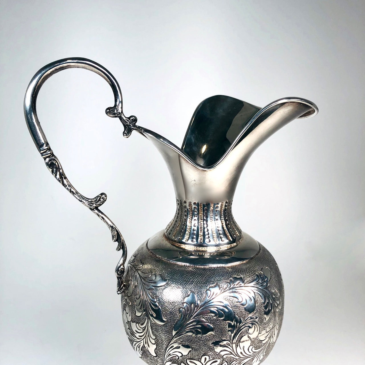 Caraffa in argento 800 d’epoca in stile antico