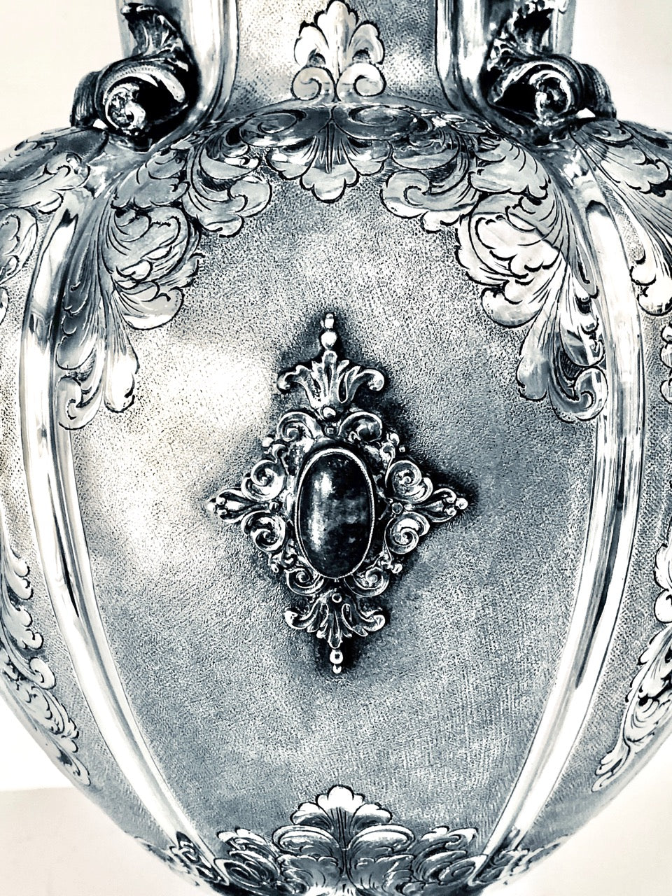 Vaso argento 800, usato con pietre Lapis ai lati (Cabouschon) anni 50 circa.