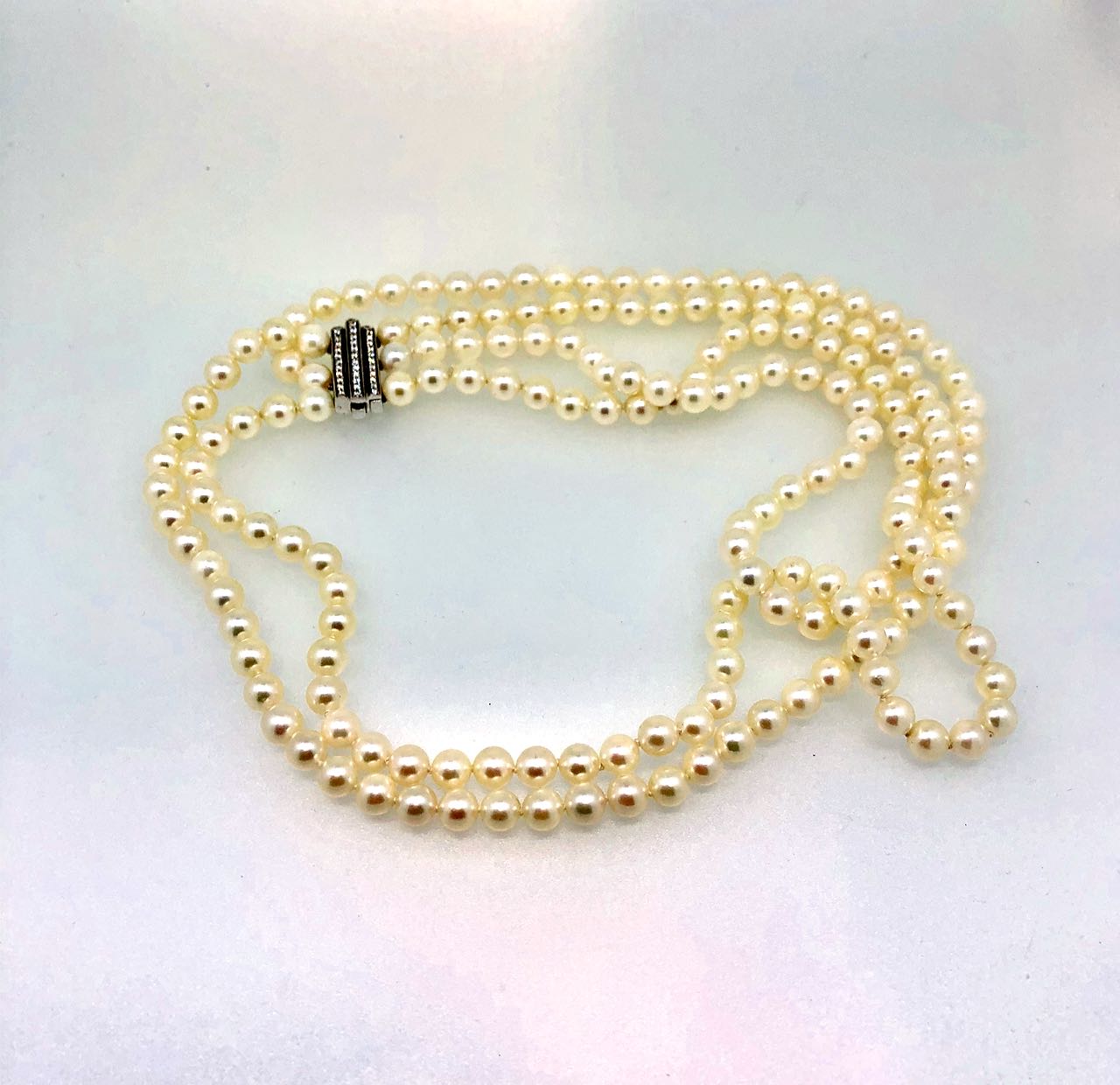 Girocollo salvini di perle giapponesi Akoya con chiusua in oro bianco e diamanti usato