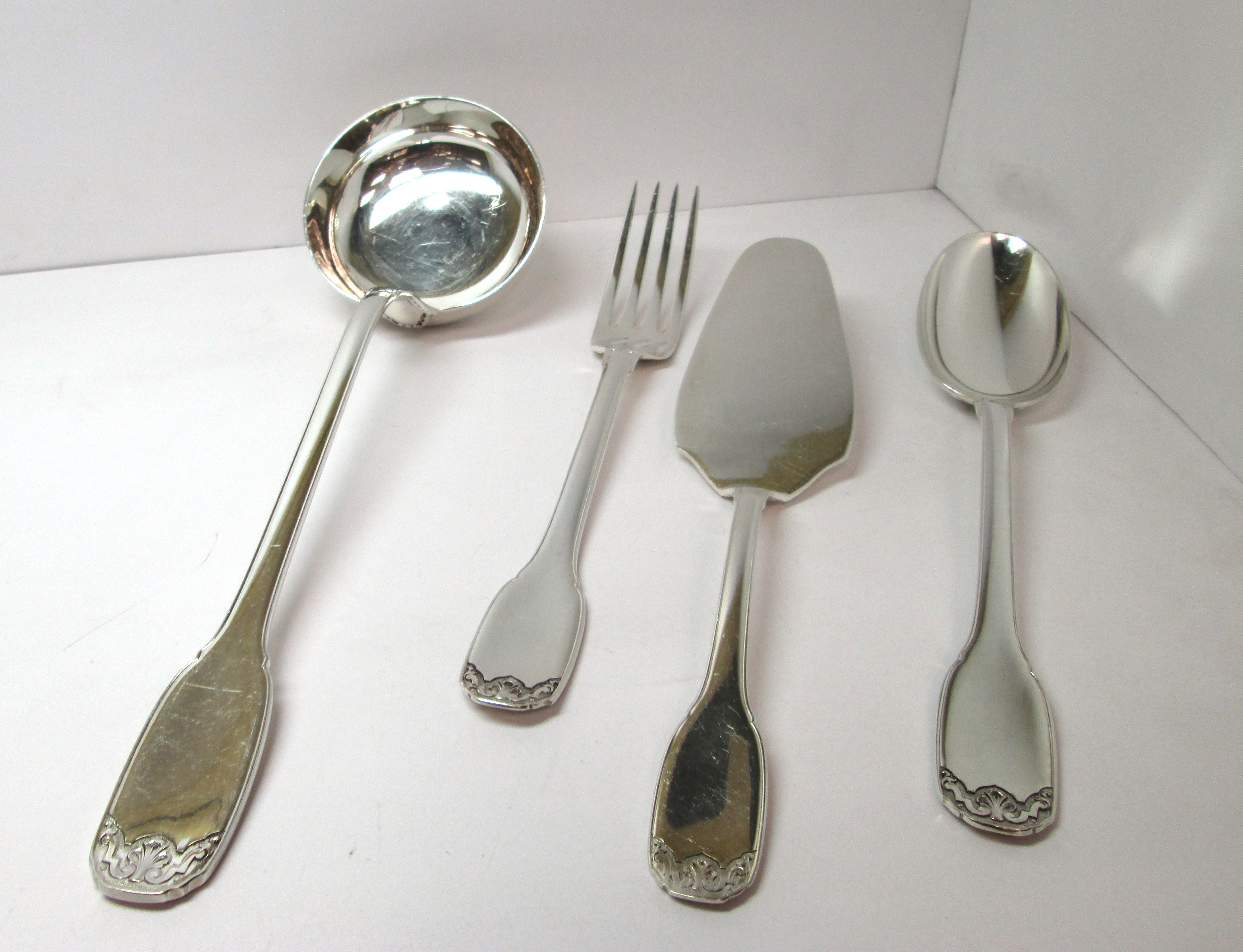 Servizio di posate Ricci in argento, d'epoca, stile francese, corredato di panno, usato. 