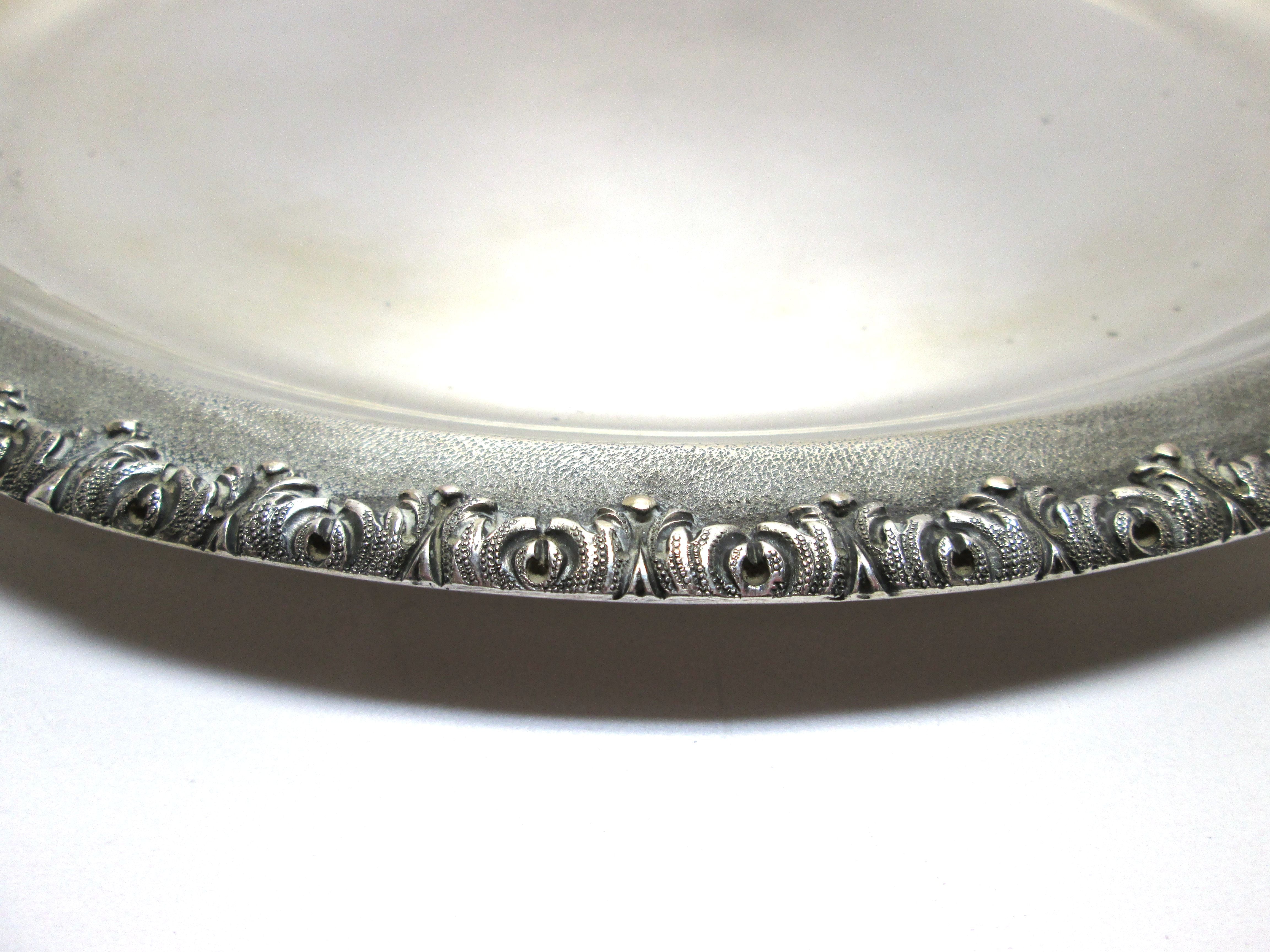  Vassoio usato, in argento 800 , in stile Gianmaria Buccellati, liscio all'interno e lavorato all'esterno usato