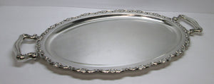 Vassoio ovale in argento, lavorato, d'epoca, fine anni '60, con manici, usato. 