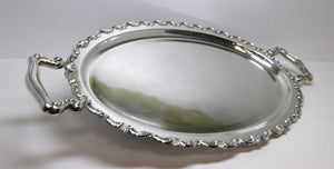 Vassoio ovale in argento, lavorato, d'epoca, fine anni '60, con manici, usato. 