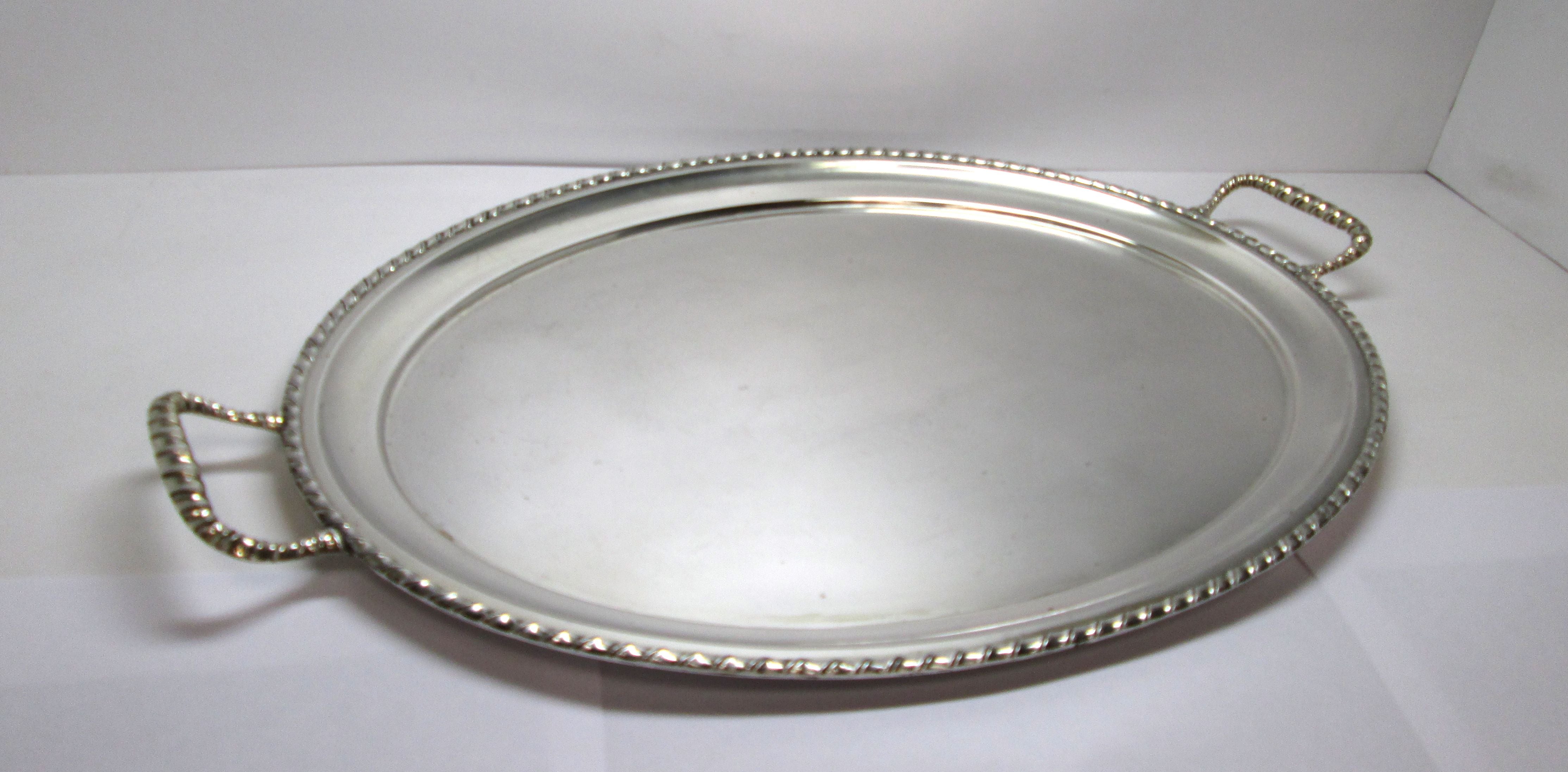 Vassoio in argento 800 di forma ovale con bordo e manici lavorati usato