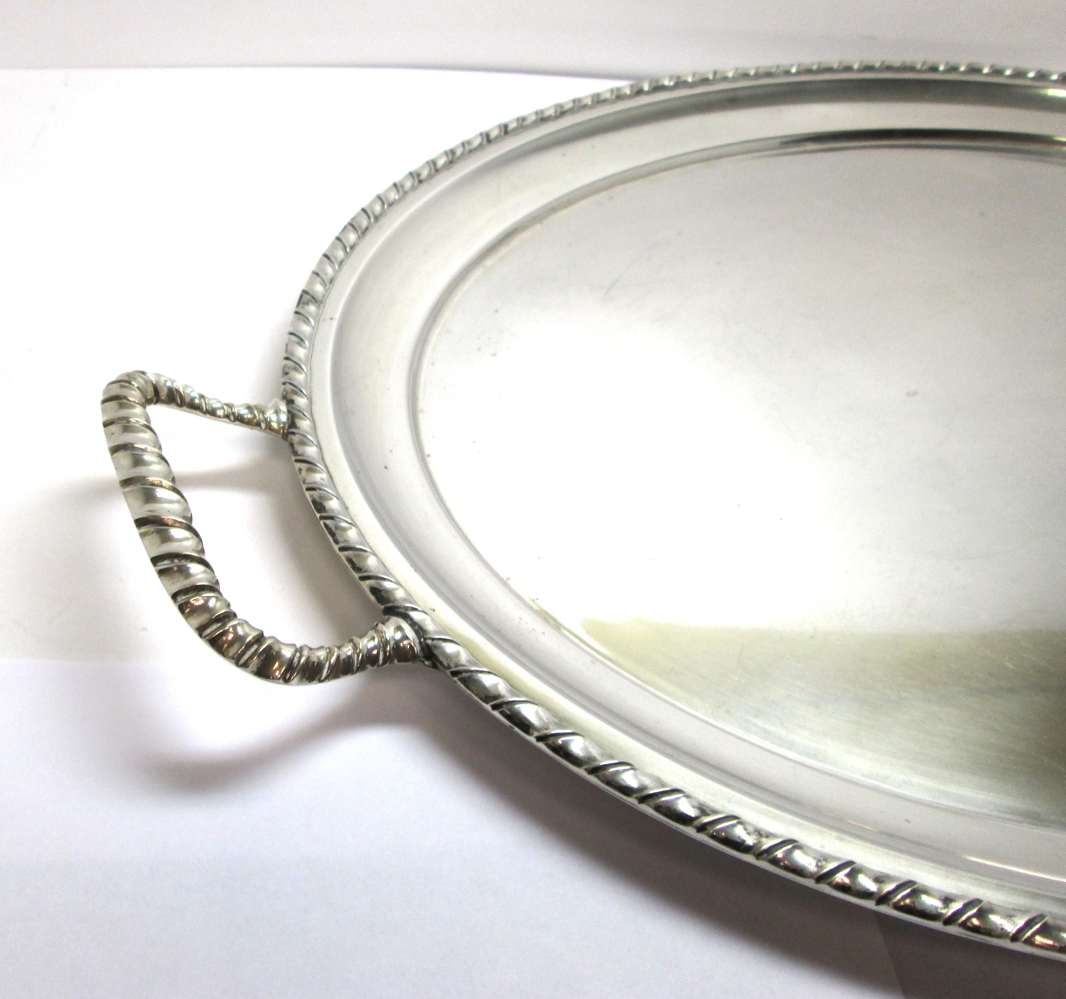 Vassoio in argento 800 di forma ovale con bordo e manici lavorati usato